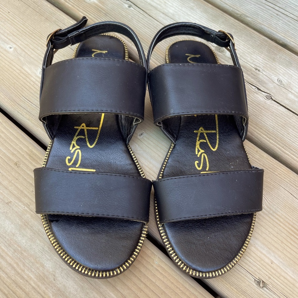 Black with gold details, Modern Rush 7.5 Sandals with adjustable heel strap.